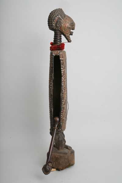 Songye(tambour), d`afrique : république dém. du Congo., statuette Songye(tambour), masque ancien africain Songye(tambour), art du république dém. du Congo. - Art Africain, collection privées Belgique. Statue africaine de la tribu des Songye(tambour), provenant du république dém. du Congo., 982/22.Splendide tambour Songyé avec son bâton de frappe; h.t.111cm.; la tête 29cm.; Le corps tambour 55cm.;pieds27cm. Bois, clous,tissu, des zigidas rouges autour du cou,des fibres.La tête est couverte de cuivre et des clous.La façade du tambour est entouré d